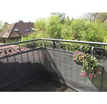 Balcon avec filet d''intimité et jardinière
