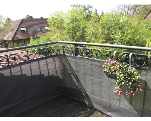 Balcon avec filet d''intimité et jardinière