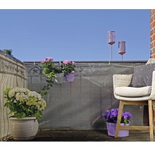 Balkon mit Sichtschutz, Blumen in Töpfen und Korbstuhl