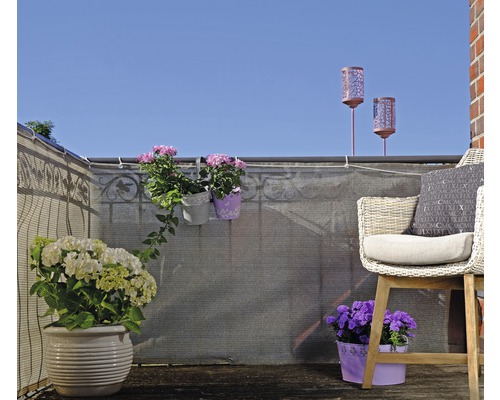 Balkon mit Sichtschutz, Blumen in Töpfen und Korbstuhl