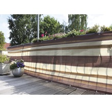 Sichtschutz mit horizontalen Streifen auf einem Balkon
