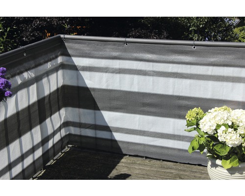 Balkon mit Sichtschutz und Blumen