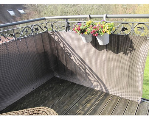 Balkon mit Sichtschutz und Blumenkästen