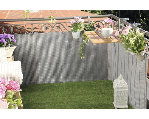 Balkon mit Sichtschutzmatte, Pflanzen und Dekorationen