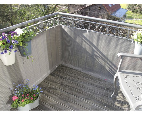 Balkon mit Sichtschutz, Balkonpflanzen und Sitzgelegenheit