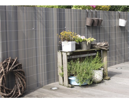 Clôture d''intimité avec plantes et décoration dans le jardin