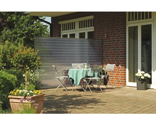 Terrasse mit Tisch, Stühlen und Sichtschutzwand