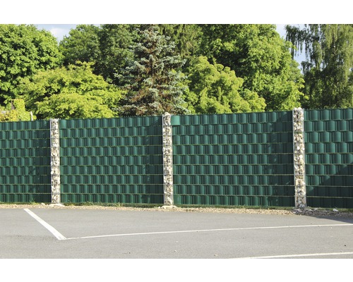 Vue sur une clôture d''intimité avec des colonnes de gabions