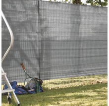 Clôture de confidentialité avec équipement de tennis et échelle dans le jardin