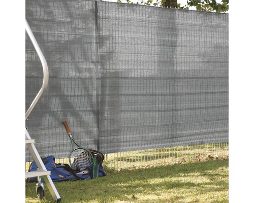 Brise-vue avec accessoires de tennis sur pelouse