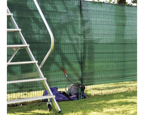 Filet de protection visuelle sur clôture avec échelle, raquette de tennis et sac