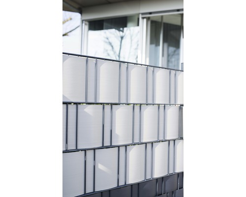 Clôture de protection visuelle en plastique avec éléments métalliques