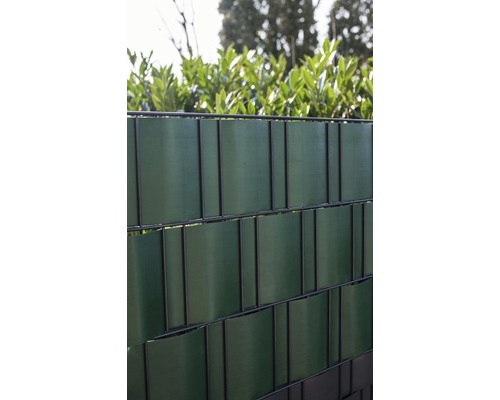 Tapis brise-vue dans une clôture à double fil