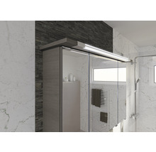 Salle de bains moderne avec armoire de toilette à miroir, éclairage intégré et radiateur sèche-serviettes