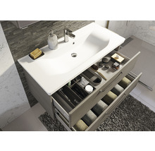 Salle de bains avec meuble sous-lavabo, lavabo, robinetterie et tiroirs ouverts