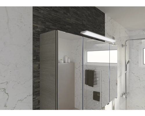 Salle de bains moderne avec armoire de toilette à miroir, sèche-serviettes et douche