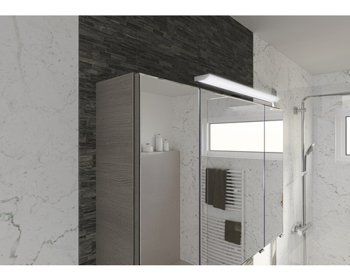 Modernes Badezimmer mit Spiegelschrank und LED-Leuchte