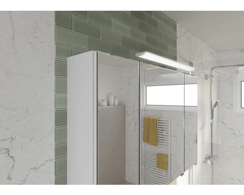 Badezimmer mit Spiegelschrank, Beleuchtung, Handtuchwärmer und Dusche.