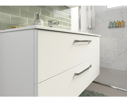 Badezimmer mit Unterschrank, Waschbecken, Armatur, Seifenspender und Fliesen