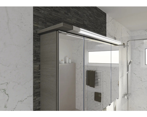 Badezimmer mit Spiegelschrank und Beleuchtung