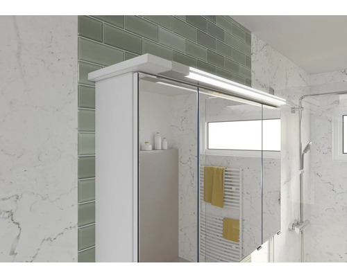 Modernes Badezimmer mit Spiegelschrank, Dusche und Handtuchwärmer