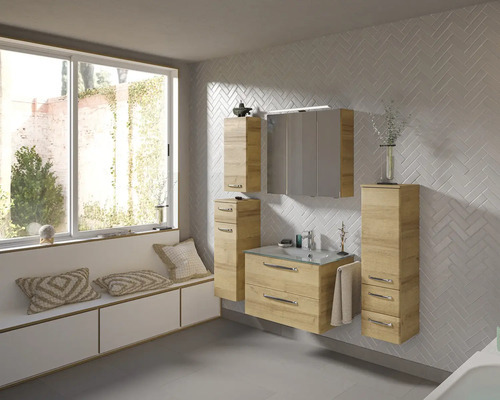 Helles Badezimmer mit Waschtisch, Spiegelschrank und hochschmalen Schränken