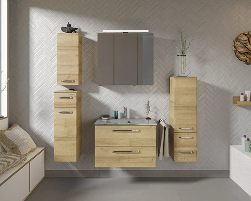 Badezimmerensemble mit Waschtisch, Spiegelschrank und Hochschränken in heller Holzoptik und Grau
