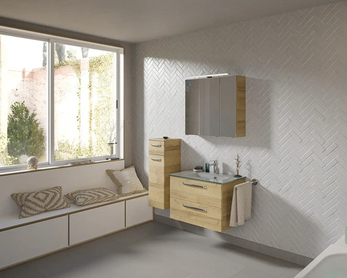 Salle de bains avec lavabo, armoire de toilette et serviette