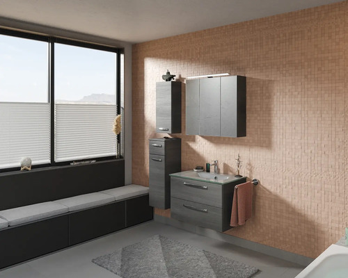 Badezimmer mit Waschtisch, Spiegelschrank, Hochschrank und Fensterbank mit Sitzgelegenheit