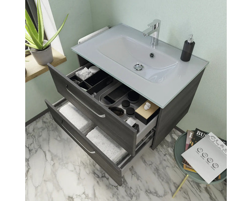 Meuble-lavabo avec tiroirs, robinetterie de lavabo et accessoires de salle de bains sur sol en marbre