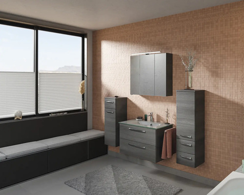 Modernes Badezimmer mit Waschtisch, Spiegelschrank, Seitenschrank und Fensterbank mit Sitzgelegenheit