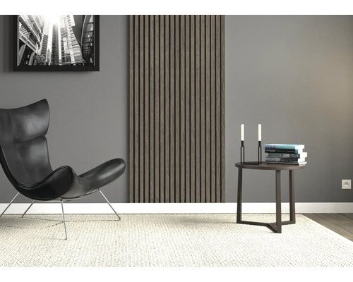 Salon avec panneau acoustique, fauteuil et table d''appoint