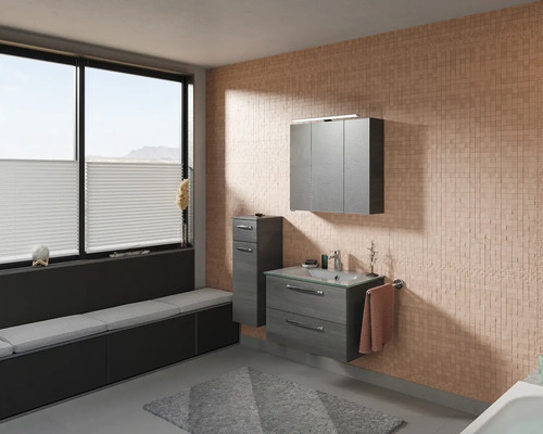 Salle de bains avec lavabo, armoire de toilette, meuble sous-vasque et banquette près de la fenêtre