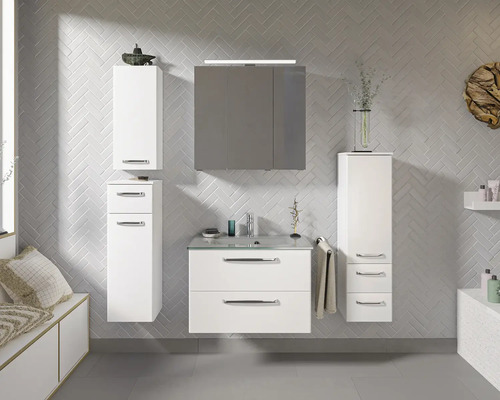Salle de bains avec meuble sous-lavabo, armoire de toilette à miroir et armoires hautes pour un design de salle de bains moderne