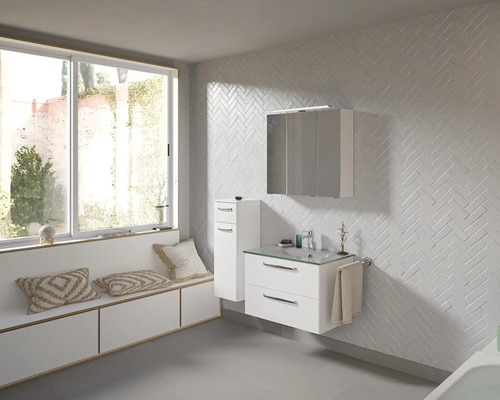 Helles Badezimmer mit Waschtisch, Spiegelschrank, Hochschrank und Sitzbank