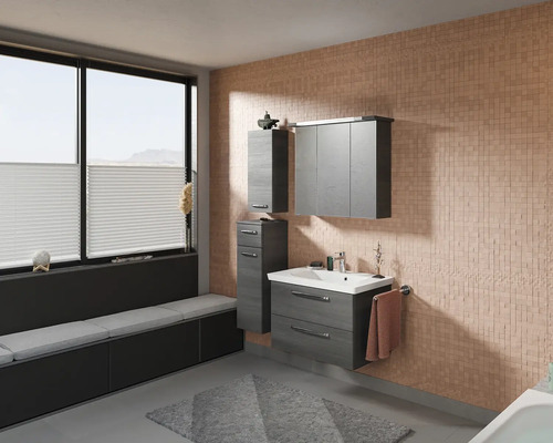 Helles Badezimmer mit Waschtischunterschrank, Spiegelschrank und Handtuchhalter