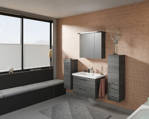 Modernes Badezimmer mit Waschtisch, Spiegelschrank, Hochschrank und Sitzbank