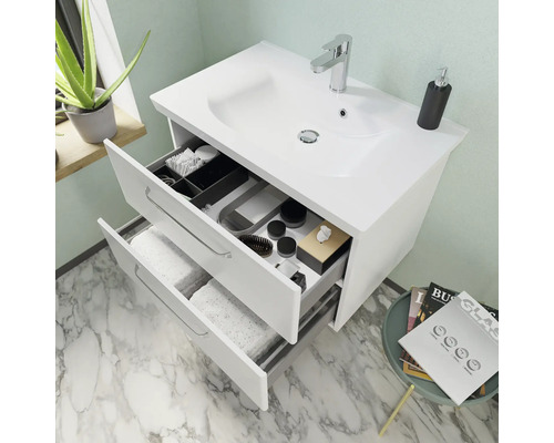 Meuble-lavabo avec deux tiroirs ouverts, avec robinet de lavabo et accessoires