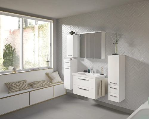 Salle de bains moderne avec meuble sous-lavabo, armoire de toilette et armoires hautes