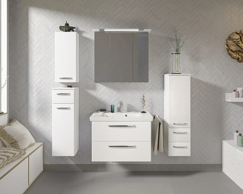 Salle de bains avec meuble sous-lavabo, armoire de toilette et armoires hautes