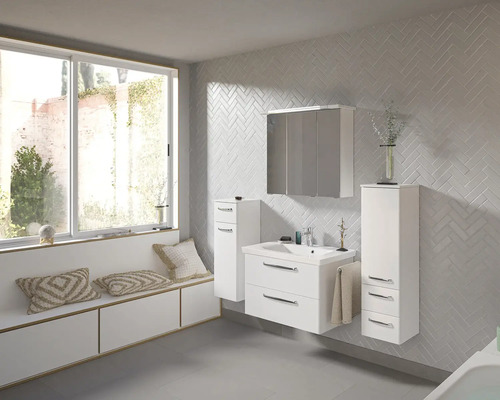 Salle de bains lumineuse avec lavabo, armoire de toilette et éléments de rangement