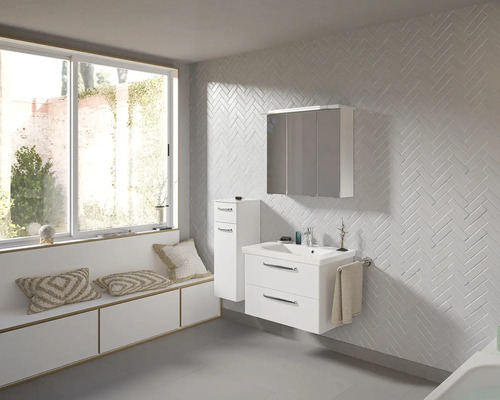 Modernes Badezimmer mit Waschbecken, Unterschrank, Spiegelschrank und Fensterbank mit Kissen