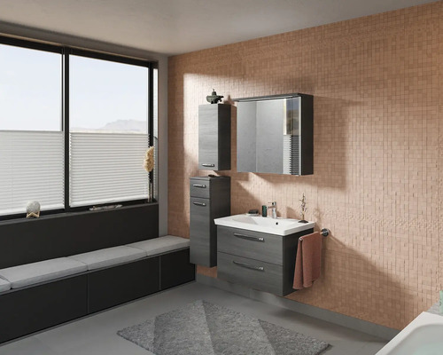 Badezimmer mit Waschtisch, Spiegelschrank und Hochschrank in Holzoptik