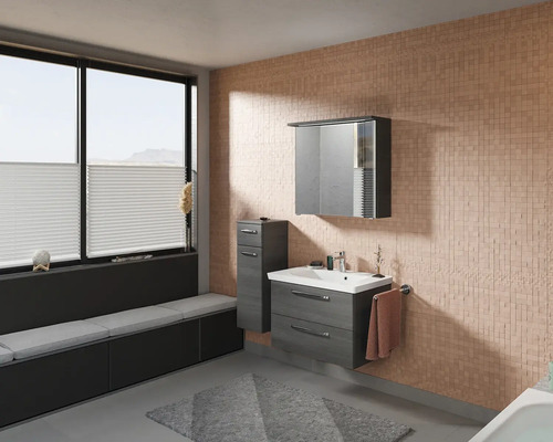 Modernes Badezimmer mit Waschtisch, Spiegelschrank und Sitzbank am Fenster