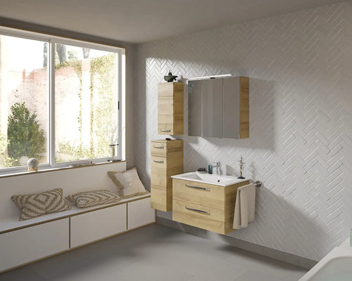 Salle de bains moderne avec lavabo, armoire de toilette et rebord de fenêtre