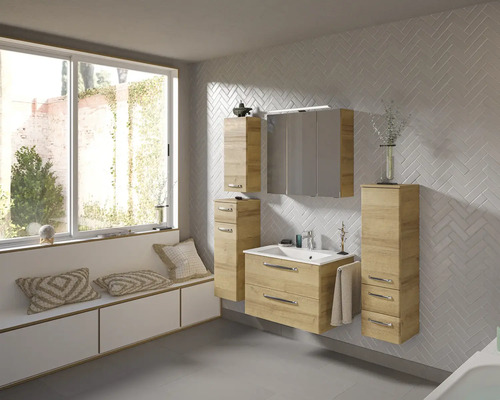 Badezimmer mit Waschtischunterschrank, Spiegelschrank und Hochschränken in Holzoptik