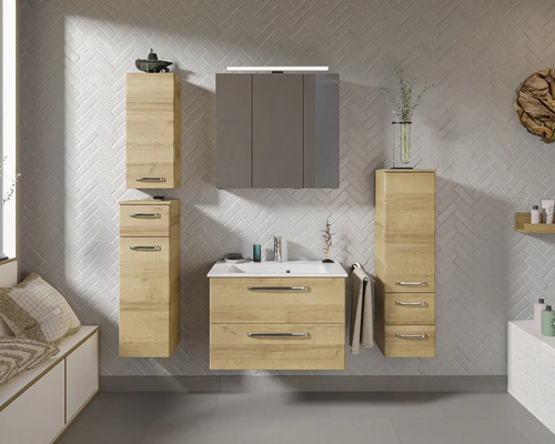 Badezimmer mit Waschtisch, Spiegelschrank und Hochschränken in Holzoptik