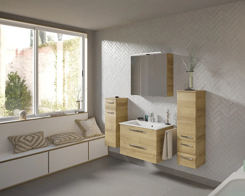 Badezimmer mit Waschtisch, Spiegelschrank und Hochschränken in hellem Holzdekor