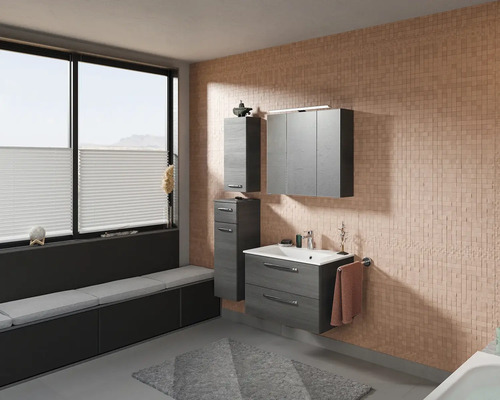 Modernes Badezimmer mit Waschtisch, Spiegelschrank und Sitzbank