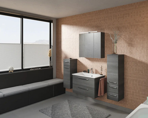 Salle de bain avec lavabo, armoire de toilette, meuble bas et rebord de fenêtre avec siège